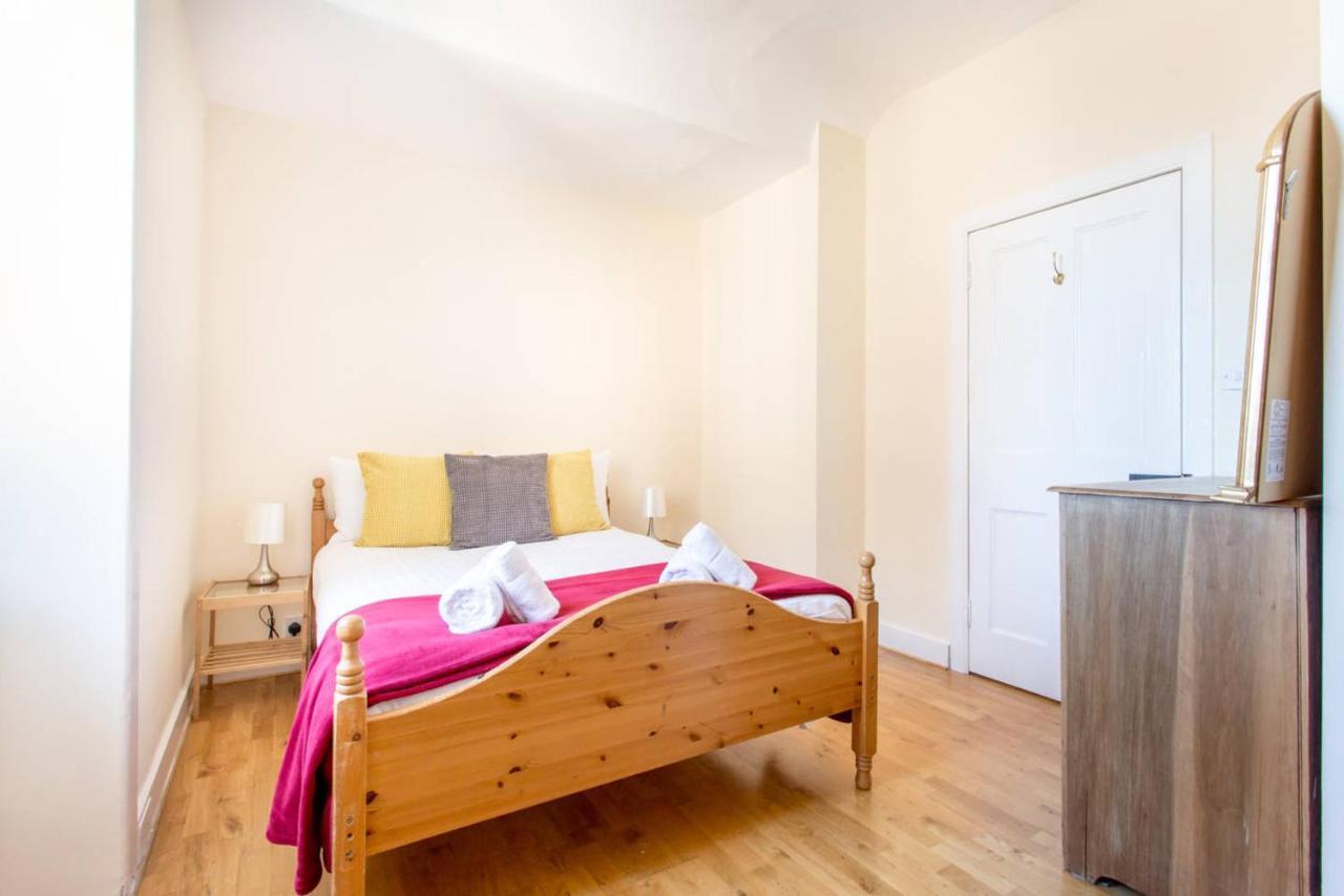 Altido Retro Castle Retreat 2Bed Daire Edinburgh Oda fotoğraf