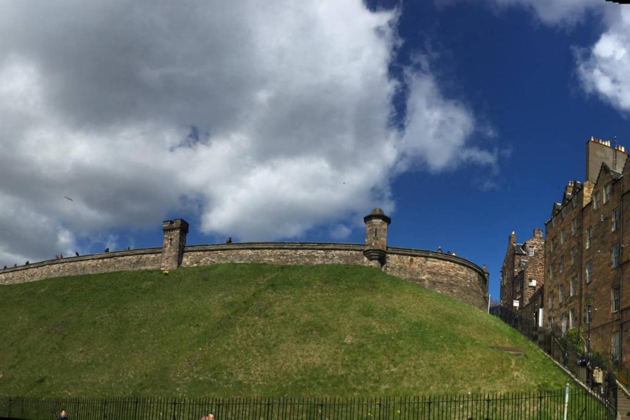 Altido Retro Castle Retreat 2Bed Daire Edinburgh Oda fotoğraf